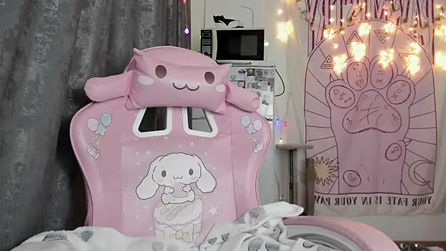 Snapshot of Holy420lolii chatting on March 21, 4:51 pm Holy420lolii online show from March 21, 4:51 pm