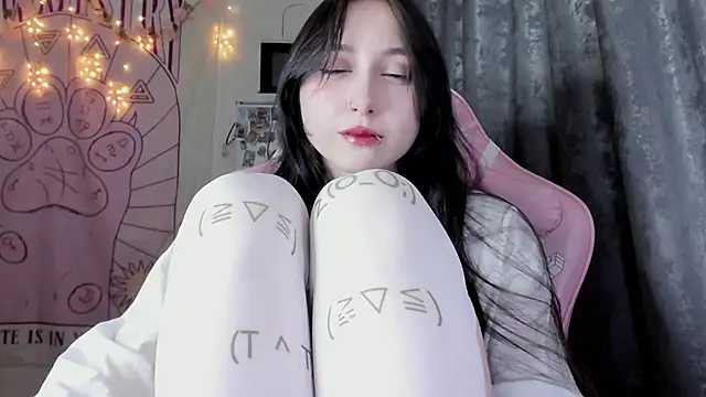 Snapshot of Holy420lolii chatting on October 23, 8:29 pm Holy420lolii online show from October 23, 8:29 pm