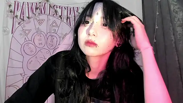 Snapshot of Holy420lolii chatting on February 18, 6:59 pm Holy420lolii online show from February 18, 6:59 pm