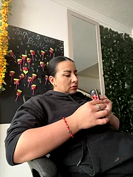 Abril Luv online show from October 13, 1:00 pm