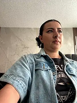 Abril Luv online show from June 9, 1:45 pm