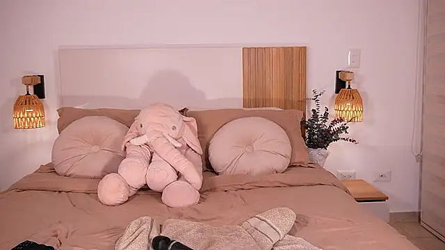 wandathompson  online show from February 16, 11:06 am