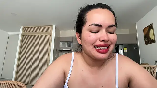 Snapshot of andra_rose chatting on May 6, 4:34 pm andra rose online show from May 6, 4:34 pm