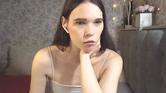 Nicole-Petite online show from December 6, 7:45 pm