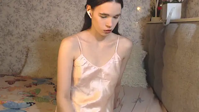 Nicole-Petite online show from December 15, 4:40 am