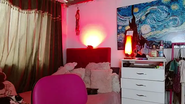 alisseallie online show from November 5, 8:31 pm