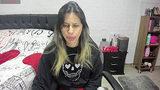 Snapshot of lauren_ashlee chatting on January 3, 2:19 pm lauren ashlee online show from January 3, 2:19 pm