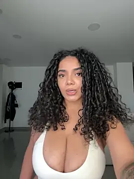 Snapshot of Mariecurl chatting on May 15, 10:39 pm Mariecurl online show from May 15, 10:39 pm