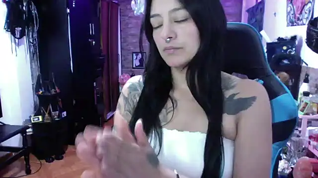 Snapshot of AngelaQueen_ chatting on May 18, 4:46 pm AngelaQueen online show from May 18, 4:46 pm