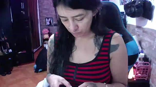 Snapshot of AngelaQueen_ chatting on June 3, 4:01 pm AngelaQueen online show from June 3, 4:01 pm
