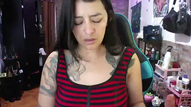 Snapshot of AngelaQueen_ chatting on June 12, 6:51 pm AngelaQueen online show from June 12, 6:51 pm