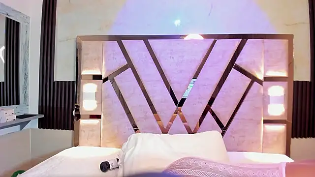 Athenea Mills online show from February 3, 6:46 pm