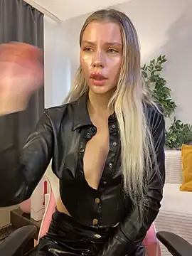 Snapshot of KittyKatyDream chatting on November 9, 2:15 pm KittyKatyDream online show from November 9, 2:15 pm