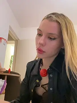 Snapshot of KittyKatyDream chatting on April 1, 4:37 pm KittyKatyDream online show from April 1, 4:37 pm