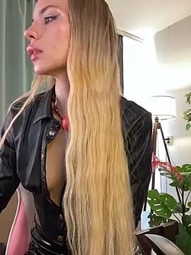 Snapshot of KittyKatyDream chatting on April 19, 1:21 pm KittyKatyDream online show from April 19, 1:21 pm