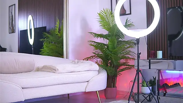 Snapshot of Abbela_White chatting on June 17, 5:43 am Abbela White online show from June 17, 5:43 am