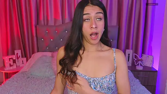 Snapshot of Emiily_Scott1 chatting on June 3, 12:35 am Emiily Scott1 online show from June 3, 12:35 am