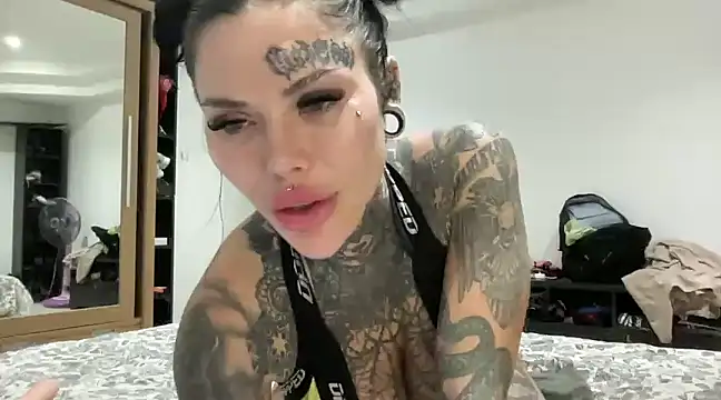 Snapshot of claudiacvc95 chatting on February 2, 12:57 pm claudiacvc95 online show from February 2, 12:57 pm