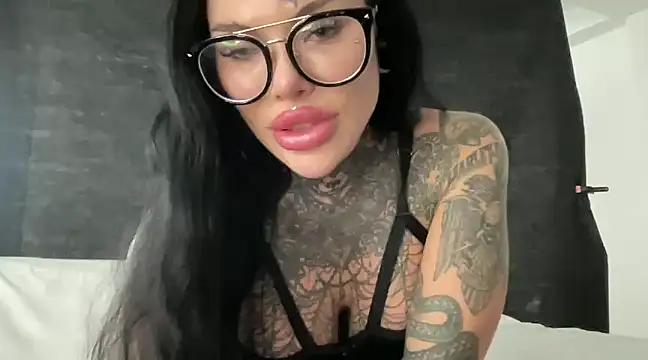 Snapshot of claudiacvc95 chatting on March 3, 8:16 am claudiacvc95 online show from March 3, 8:16 am