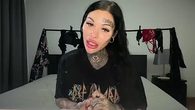 Snapshot of claudiacvc95 chatting on November 6, 3:07 am claudiacvc95 online show from November 6, 3:07 am