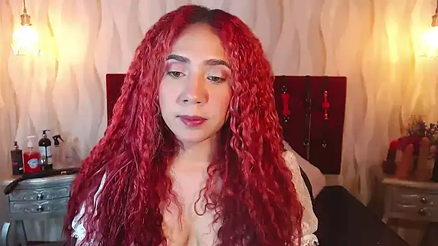 Snapshot of IsabelaLatina chatting on June 4, 1:33 am IsabelaLatina online show from June 4, 1:33 am