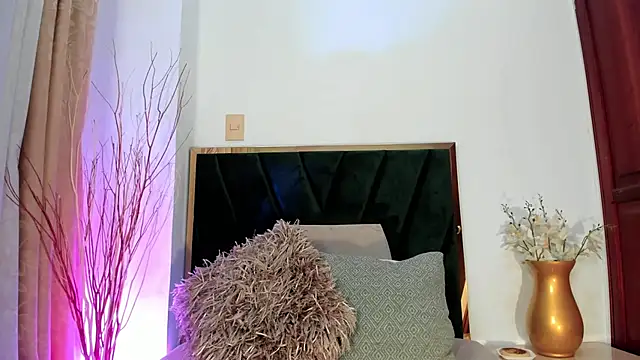 NoraDasilva online show from March 18, 7:53 pm