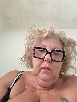 Snapshot of Merilulla chatting on August 3, 1:05 pm Merilulla online show from August 3, 1:05 pm