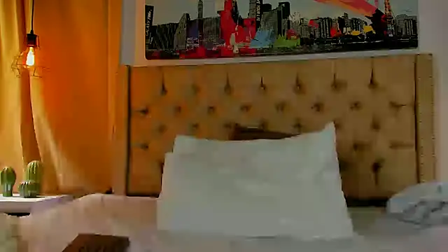 KeryHillson online show from February 6, 3:31 pm