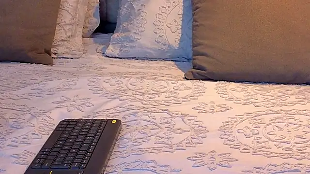 KeryHillson online show from December 4, 11:52 am