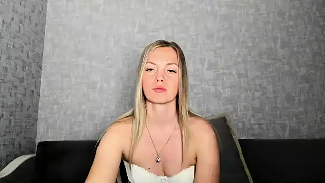 iam Venus online show from April 27, 5:00 pm