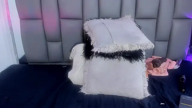 Snapshot of _MiaBrown_ chatting on March 19, 6:23 pm MiaBrown online show from March 19, 6:23 pm