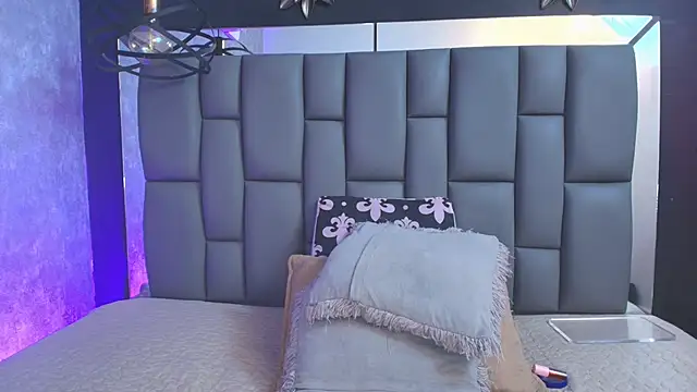Snapshot of _MiaBrown_ chatting on September 15, 12:05 pm MiaBrown online show from September 15, 12:05 pm