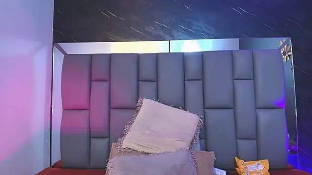 Snapshot of _MiaBrown_ chatting on October 18, 12:06 pm MiaBrown online show from October 18, 12:06 pm