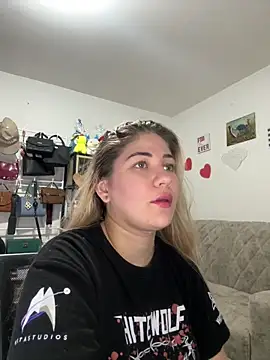 Snapshot of Celestedubois chatting on June 1, 11:17 pm Celestedubois online show from June 1, 11:17 pm