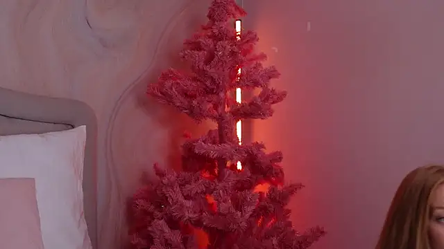 Snapshot of GingerEllis chatting on December 13, 4:22 am GingerEllis online show from December 13, 4:22 am