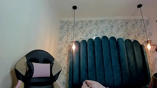 nalalye cruzz  online show from September 25, 4:05 am