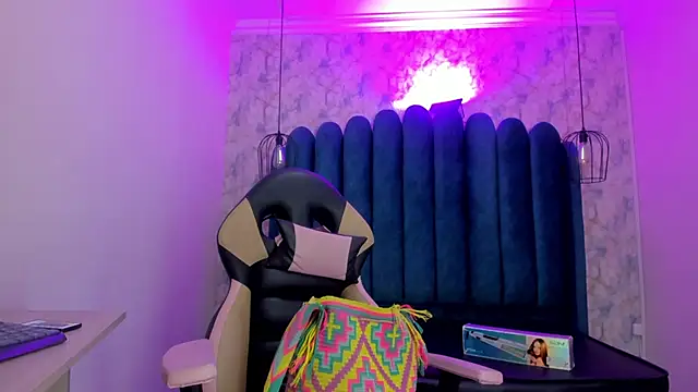 nalalye cruzz  online show from January 11, 3:00 am