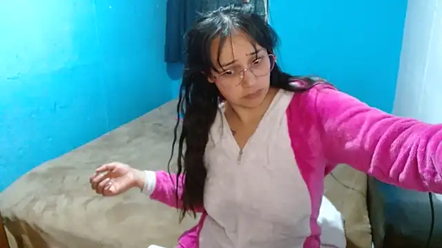 Snapshot of clarisse69 chatting on December 18, 3:47 am clarisse69 online show from December 18, 3:47 am