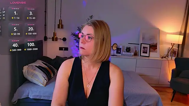Snapshot of Annie_Light chatting on May 12, 6:54 am Annie Light online show from May 12, 6:54 am