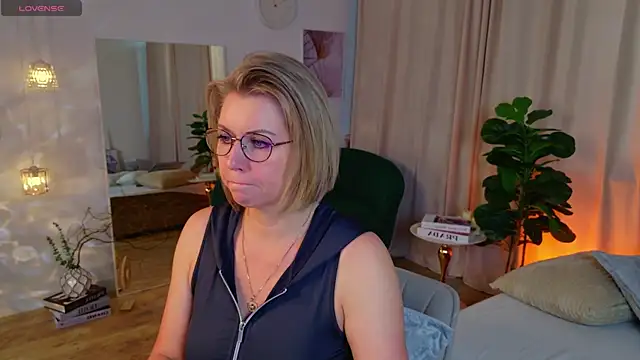 Snapshot of Annie_Light chatting on June 13, 8:34 am Annie Light online show from June 13, 8:34 am