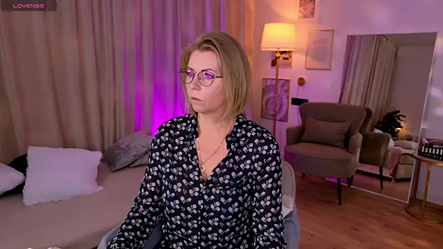 Annie Light online show from June 26, 7:02 am