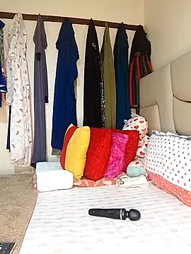 NicRaisaa online show from February 18, 4:48 am