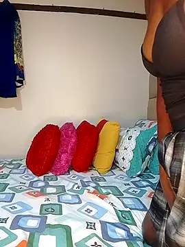 NicRaisaa online show from February 25, 4:03 am