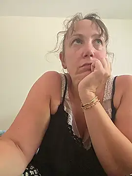 Snapshot of Wisie_Cutie chatting on June 19, 2:10 pm Wisie Cutie online show from June 19, 2:10 pm