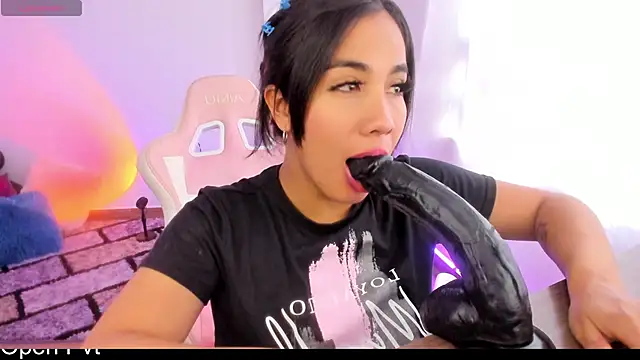 Snapshot of KAROLIVONNE chatting on December 4, 7:45 pm KAROLIVONNE online show from December 4, 7:45 pm