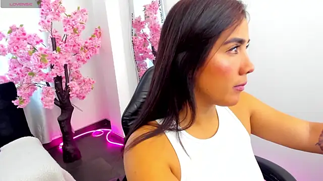 KAROLIVONNE online show from July 9, 3:27 pm