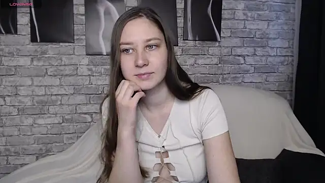 Snapshot of MollyBrams chatting on December 12, 6:25 am MollyBrams online show from December 12, 6:25 am