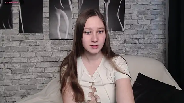 Snapshot of MollyBrams chatting on December 14, 5:18 am MollyBrams online show from December 14, 5:18 am