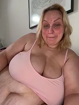 Snapshot of BBW_Nora chatting on June 17, 8:28 am BBW Nora online show from June 17, 8:28 am