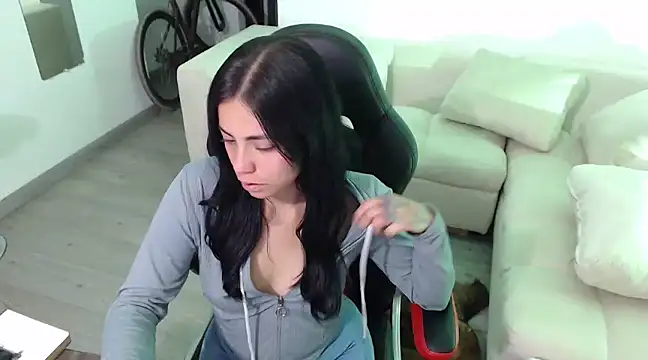 Snapshot of i_am_nina_ chatting on January 6, 2:58 am i am nina online show from January 6, 2:58 am